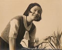 作品画像：(稲を持つ少女)