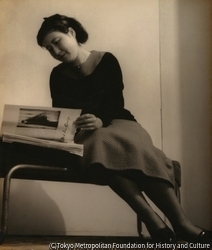 作品画像：(雑誌を読む女性像)