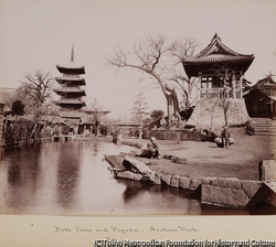 鐘楼と仏塔、浅草公園、東京