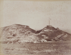 作品画像：威海衛港劉公島ニ於ル信號臺及電燈臺ノ景
