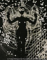 作品画像：フォトグラム （女性と光跡 A）