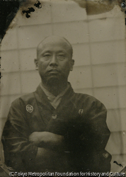 （腕組みをする侍）