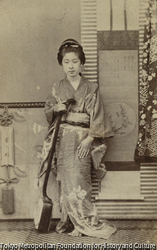作品画像：（三味線を立てる女性）