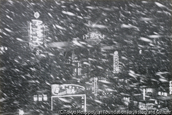 （雪の夜の街）