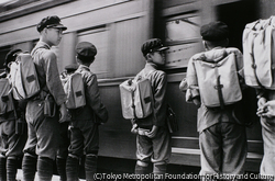 作品画像：（制服を着た少年たちと電車）