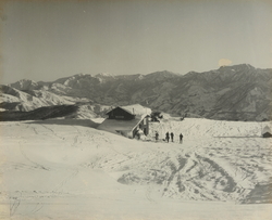 作品画像：(雪山、小屋、人)
