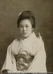 山野千賀子像