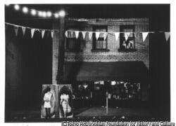 ペナントが下がる店の表の夜景