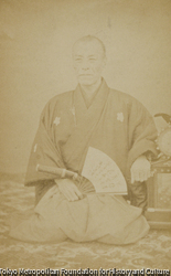 （和装男性座像）