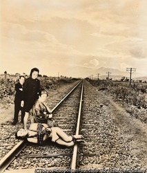 （線路に寝そべる人）