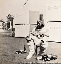 （腰かける宇宙飛行士）
