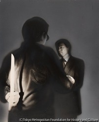 （ナイフを持つ男と向き合う男）