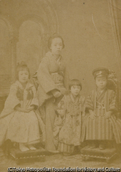 （女性と三人の子供）