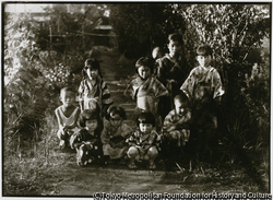 作品画像：近藤福雄宅の近所の子供たちは写され慣れているようだ。落日の斜光線を巧みに