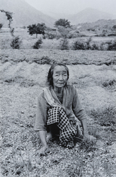 火の山の麓－黒神村：草を取る老婆