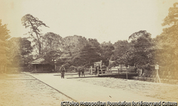 芝安国殿参道