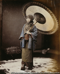 作品画像：傘をさす日本人女性