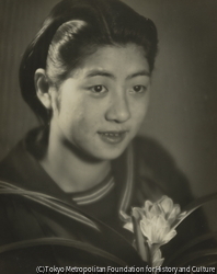 作品画像：(花を持つ女性)