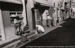作品画像：伊勢佐木町裏のバー街