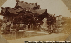（家族のいる寺の境内）