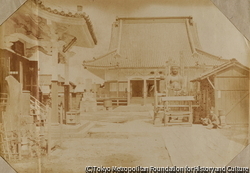 （寺の境内）