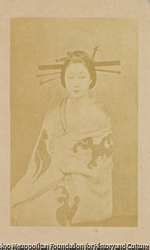 （髪飾りをつけた和装女性）