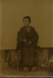 高い下駄の女