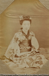 （座る女性像）