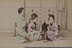 作品画像：（髪を結う母親と姉妹）
