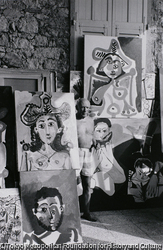作品画像：自作に囲まれた日本人風のピカソ 1965年の真夏 ムージャンにて