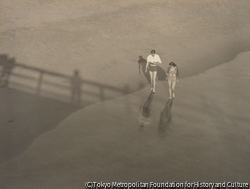 作品画像：海辺 男と女 橋の影