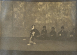 作品画像：(舞台で踊る女性)