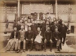作品画像：（仏教僧のいる日本人集合写真）