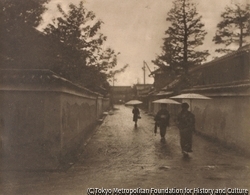 （雨の路地）