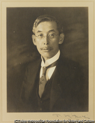 作品画像：眼鏡の男性像
