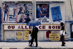作品画像：フランス領であるマルティニク島の公用語はフランス語である。街角の映画のポスター