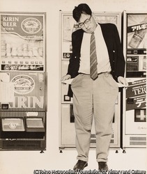 （自販機の前で立つ男）