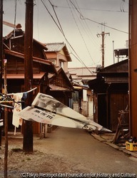 （紙飛行機の万札）