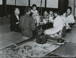作品画像：いろりはたで食台での農家の食事、会地村駒場、昭和12年