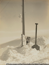 作品画像：（雪に埋まる看板）