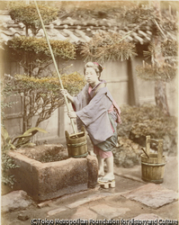 作品画像：（井戸の水をくむ女性）