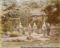 作品画像：（庭園での集合写真）
