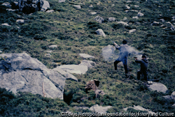 作品画像：訓練中のIRA（アイルランド共和軍）の兵士たち。北アイルランドないしアイルランド共和国のいずれかで撮影されたものだが、当時、岡村にはこれを発表する意思がなかった