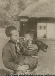 作品画像：子供を抱く男