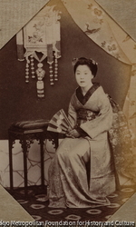 （扇を持つ女性）