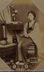（椅子に座る女性）