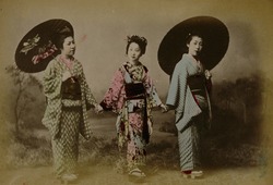 作品画像：（傘を差して手をつなぐ三人の女性）