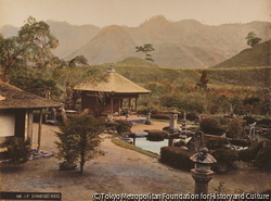 作品画像：（山の見える庭園）