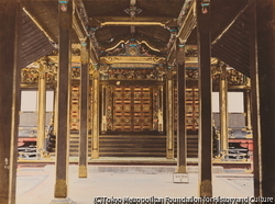 作品画像：（神社内部）