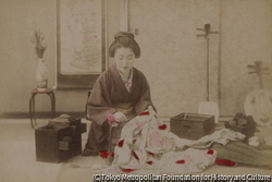 作品画像：（裁縫をする女性）